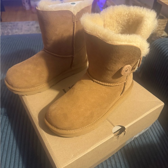 UGG Kids Bailey Button II Boot Size 3 New in Box - Picture 2 of 7